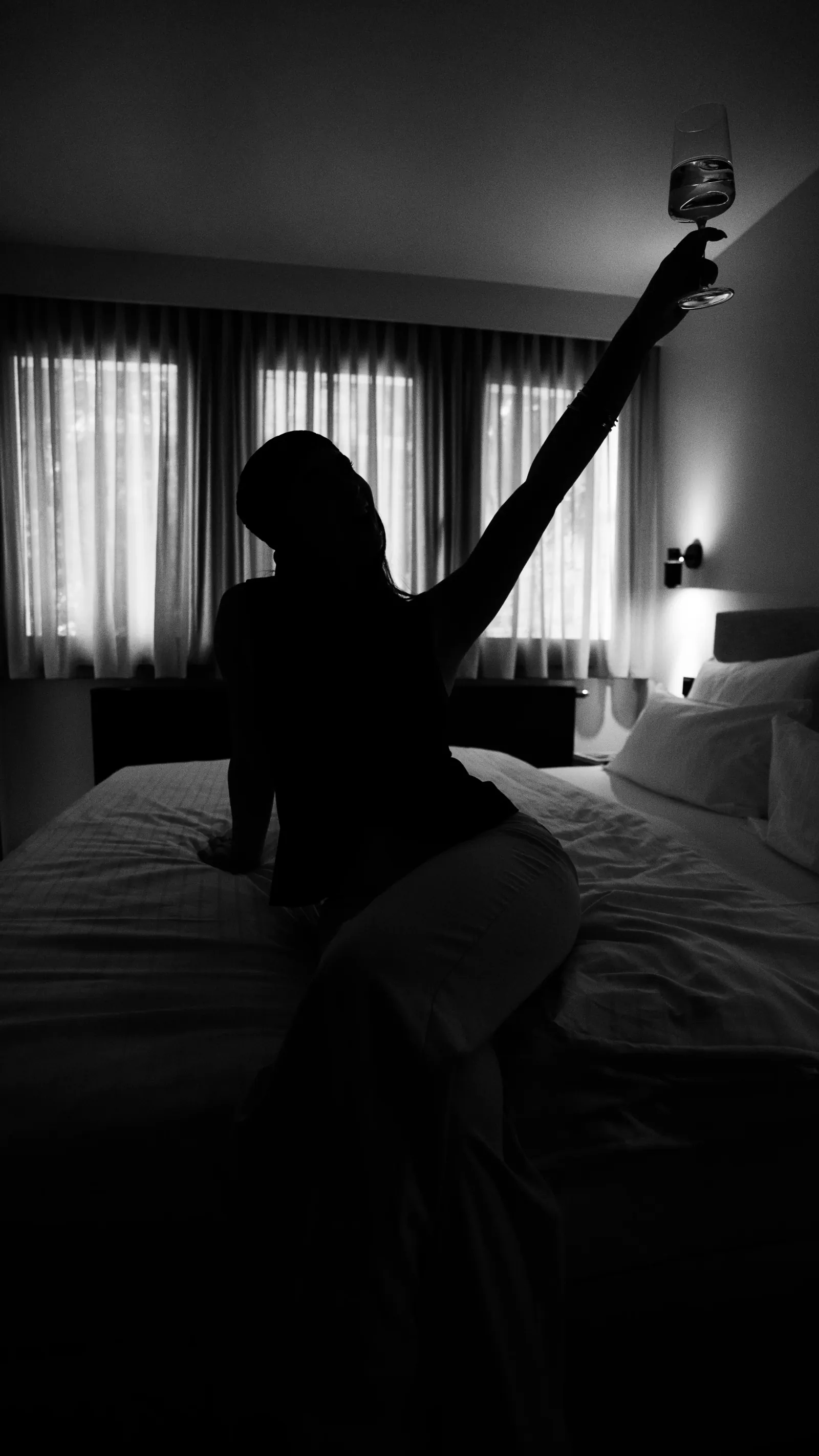 The Adams Hotel — Editorial-Aufnahme mit Wein-Silhouette