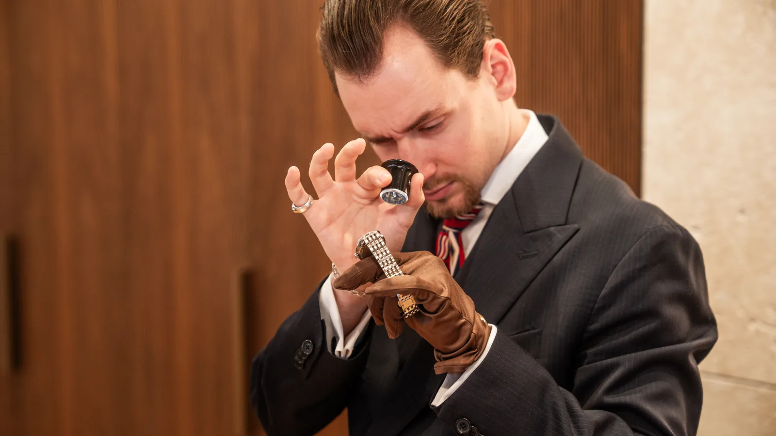 Juwelier Nittel — Begutachtung mit Juweliers-Lupe