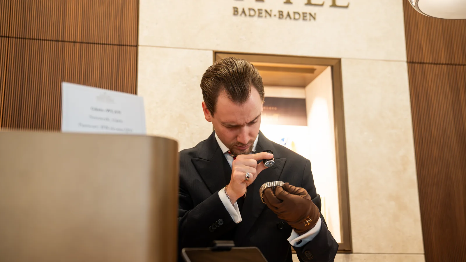 Juwelier Nittel — Inhaber an der Theke unter dem Schriftzug