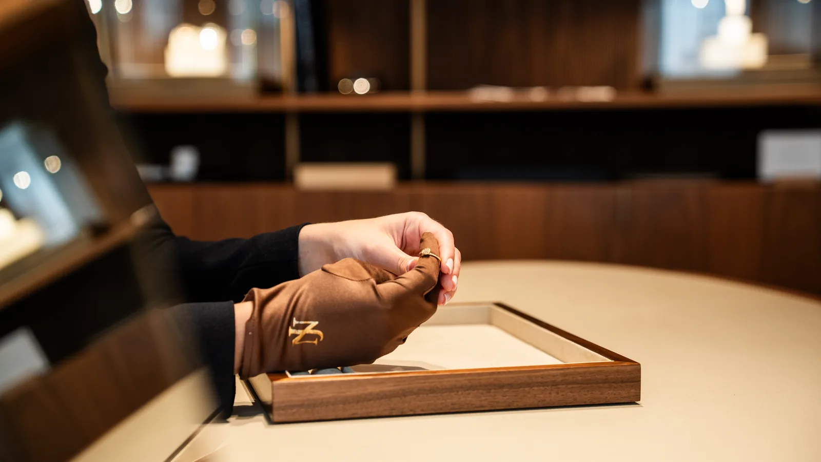 Juwelier Nittel — Ring wird mit Handschuh präsentiert
