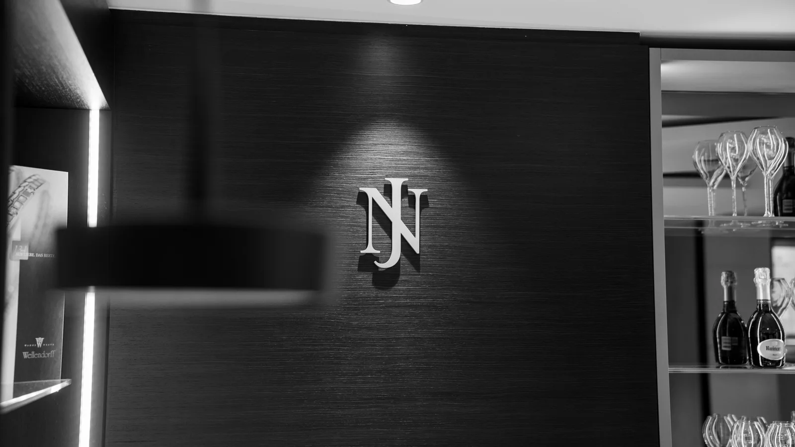 Juwelier Nittel — NJ Monogramm an der Wand