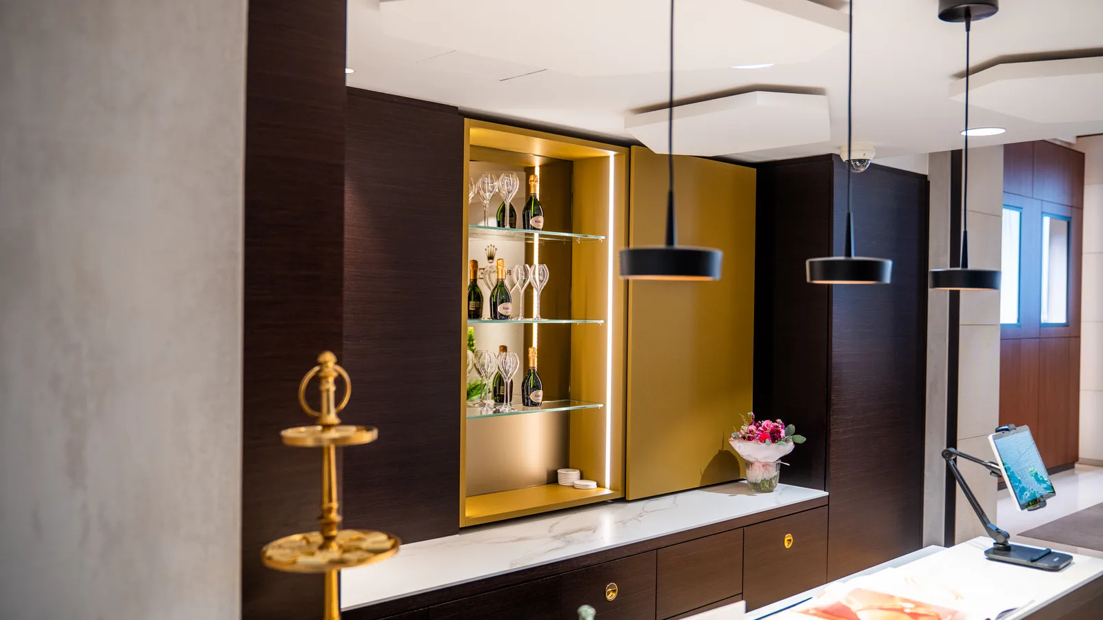 Juwelier Nittel — Geschäftsinterieur mit Gold-Vitrine