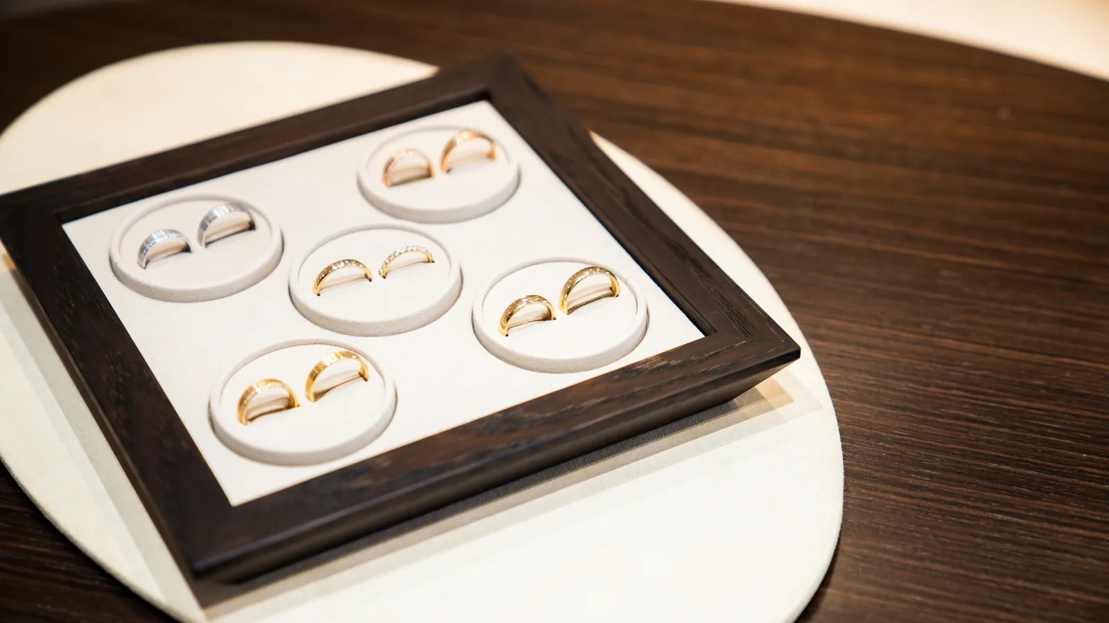 Juwelier Nittel — Eheringe und Trauringe auf Tablett