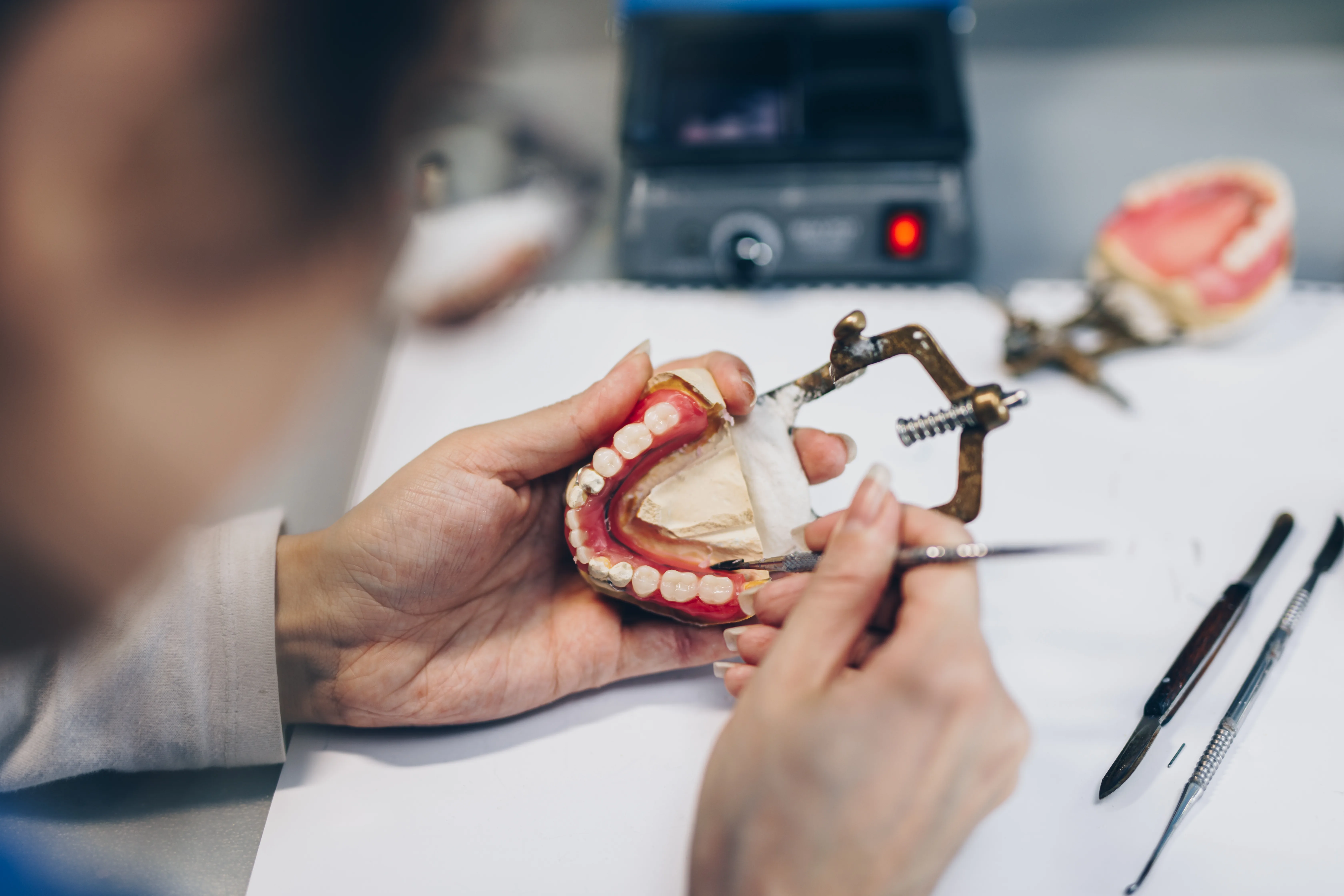 Zahntechnik Janke — Detail einer Zahnprothese, B2B Dental Marketing